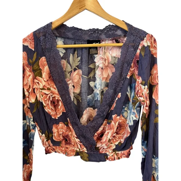 WET SEAL Blue Floral Print Lace Trim Long Sleeve V Neck Cropped Short Top S - Picture 2 of 7